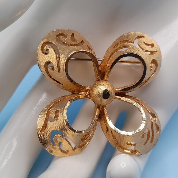 Vintage BSK Bow Brooch, Openwork Gold Tone Metal Pin - 1 1/2 Inches - Picture 2 of 8